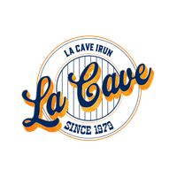 Logotipo de La Cave Iron: Letra "La Cave" en azul con sombra naranja sobre un círculo a rayas, texto "SINCE 1979".