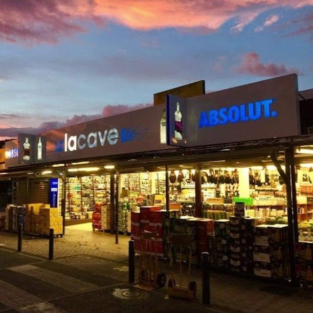 Una licorería al atardecer, con un letrero que dice 