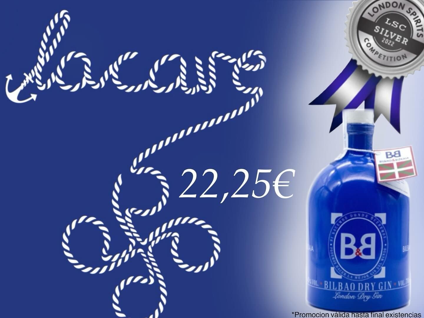 Cesta de regalo con vino, aperitivos y decoración.