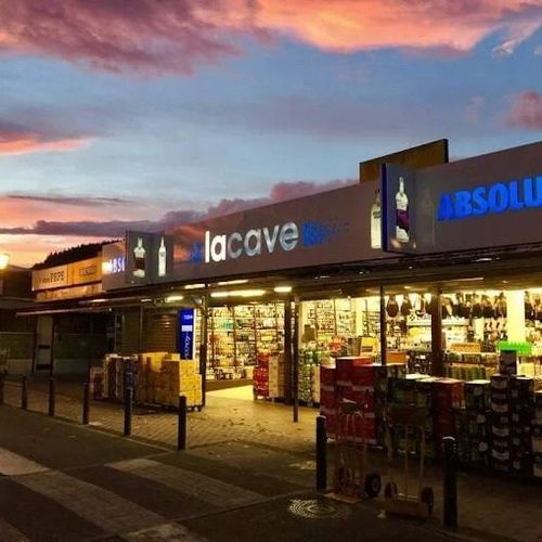 Una licorería al atardecer, con un letrero que dice 