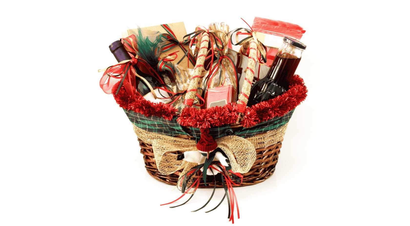 Cesta de regalo navideña rebosante de dulces, cinta y una botella de vino.