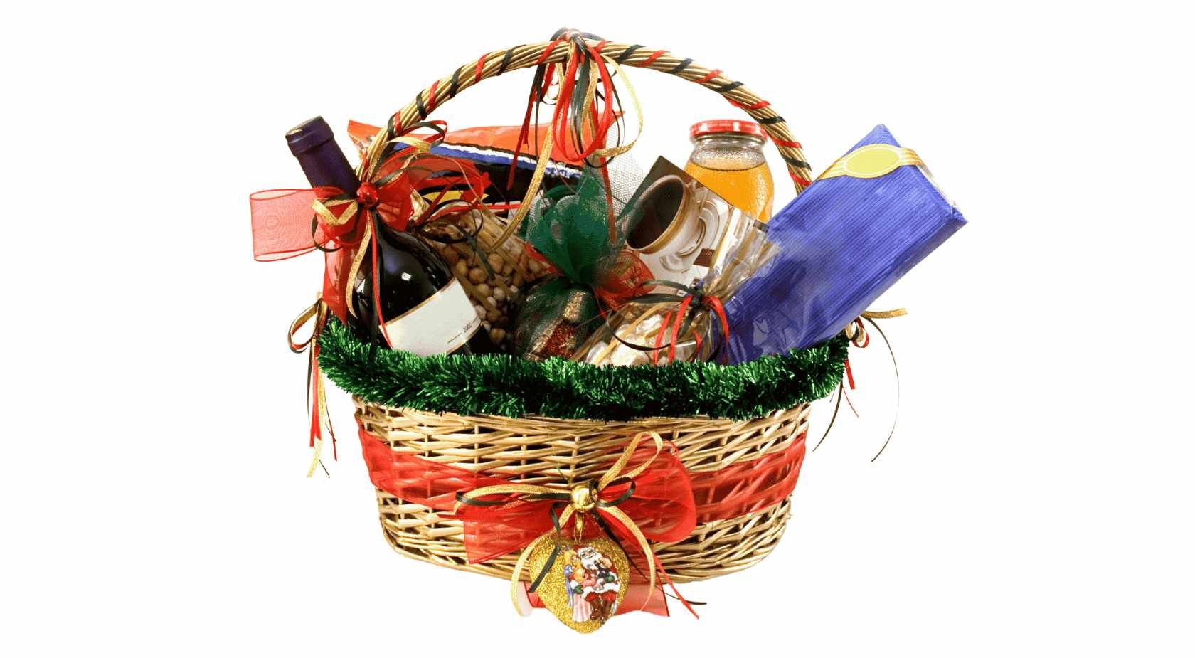 Cesta de regalo con vino, aperitivos y decoración.