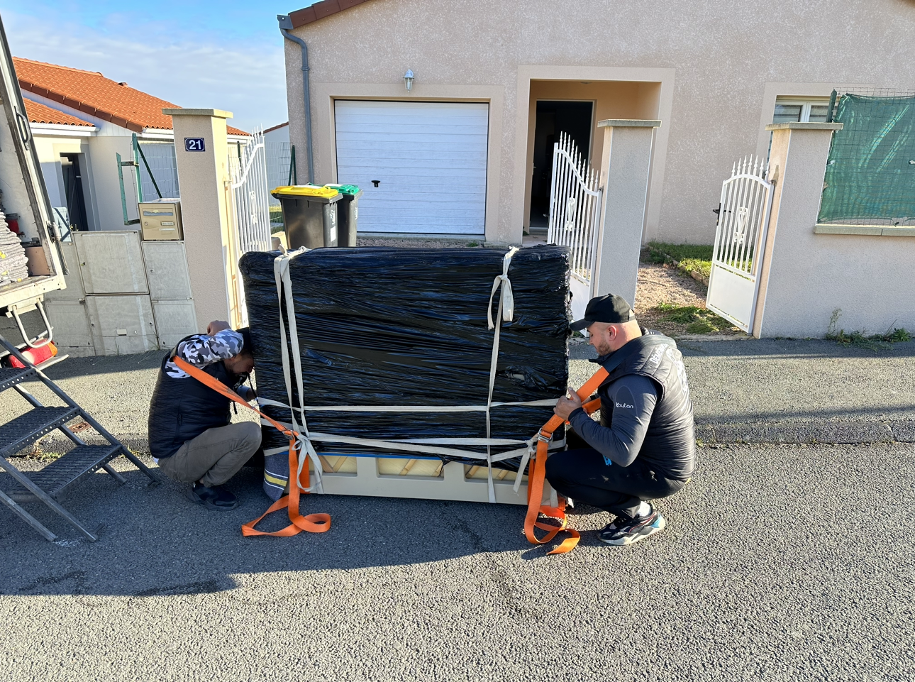 2 déménageurs portant un piano