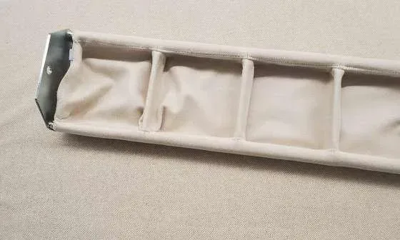 Una bandeja blanca con tres compartimentos está sobre una mesa.