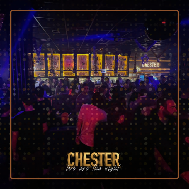 Un grupo de personas está bailando en un club llamado Chester.