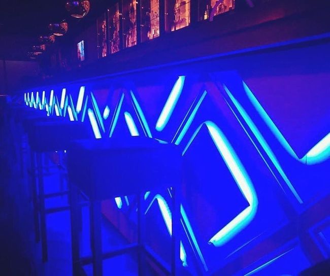 Una habitación oscura con luces azules y un cartel que dice www