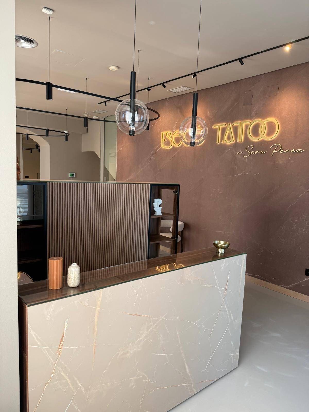 Recepción en un estudio de tatuajes con letrero de neón: 