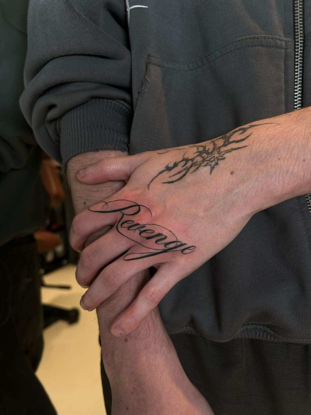 Una mano con la palabra