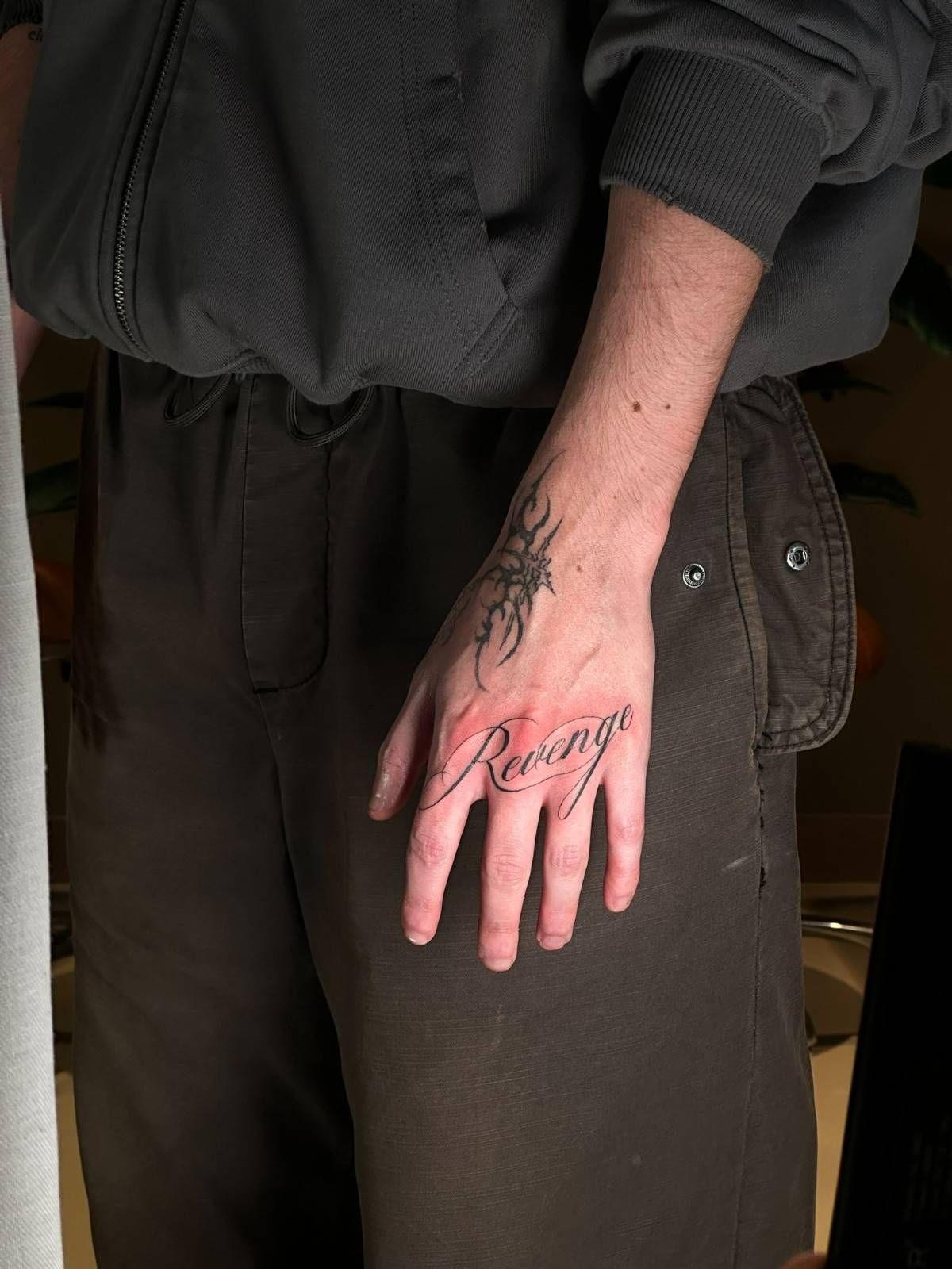 Mano de una persona con un tatuaje de 