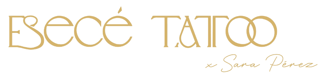 Logotipo dorado de "Esec&eacute; Tattoo" con "by Sara P&eacute;rez" debajo.