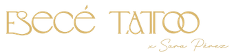 Logotipo dorado de "Esecé Tattoo" con "by Sara Pérez" debajo.
