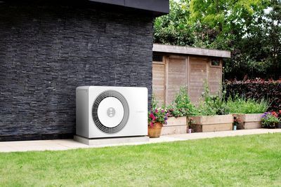 Bosch Wärmepumpe, Modell: Compress 5800 ODU Small Chassis auf Betonplatte im Garten