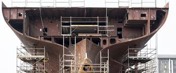 Se está construyendo un gran barco en un astillero.