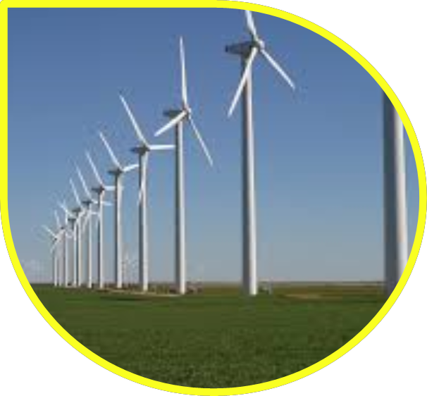 Una fila de turbinas eólicas están alineadas en un campo