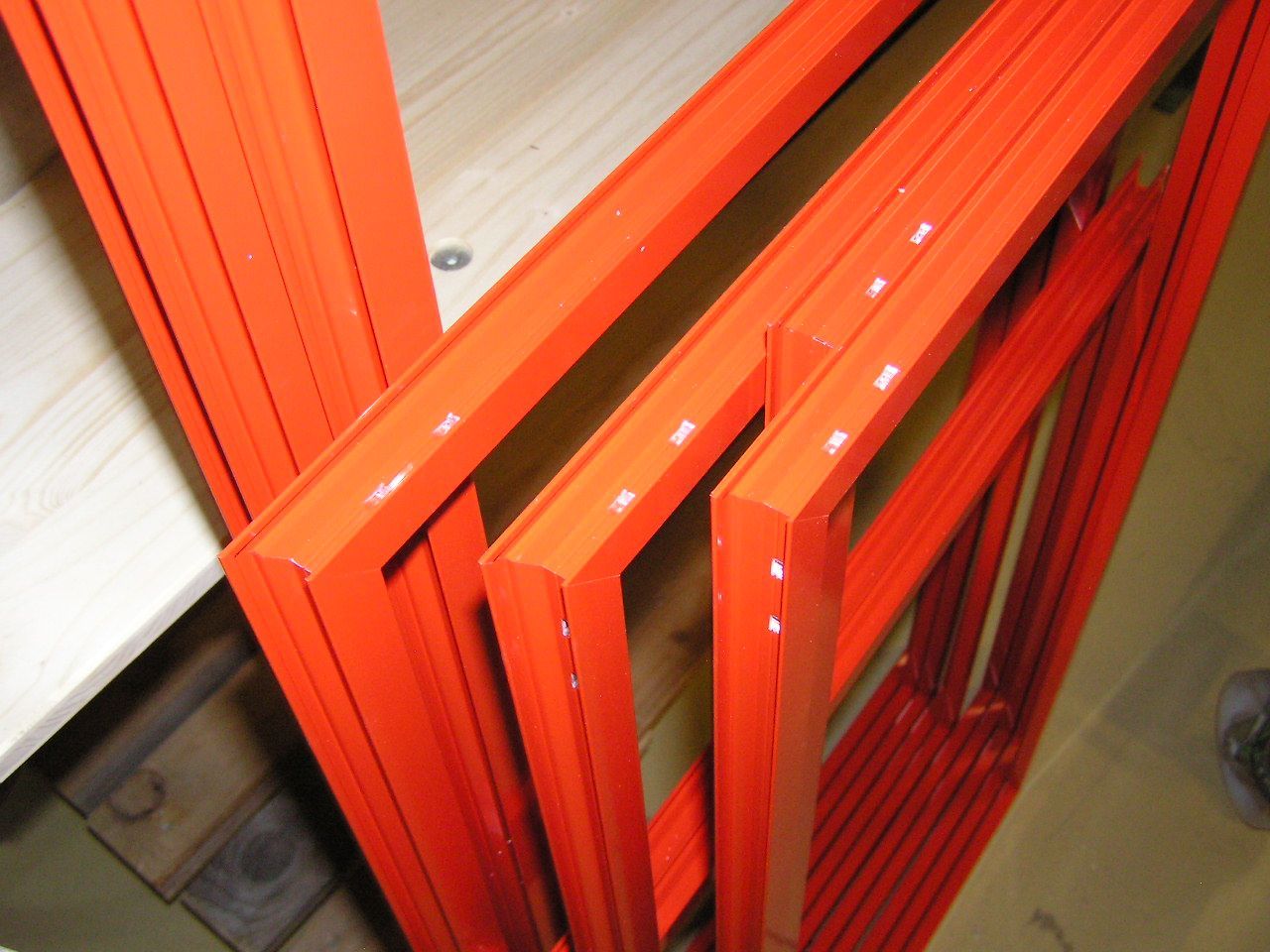 Fortschrittliche Technik und die hohe Präzision der Verarbeitung treffen auf hochwertige Materialien. Somit bieten wir Gewähr für ein Qualitätsprodukt, so als Renovationsfenster, Holzmetallfenster, Holzfenster und Schiebetüren.