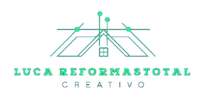 Logotipo verde claro con un icono de techo arquitectónico sobre el texto "LUCA REFORMASTOTAL CREATIVO".