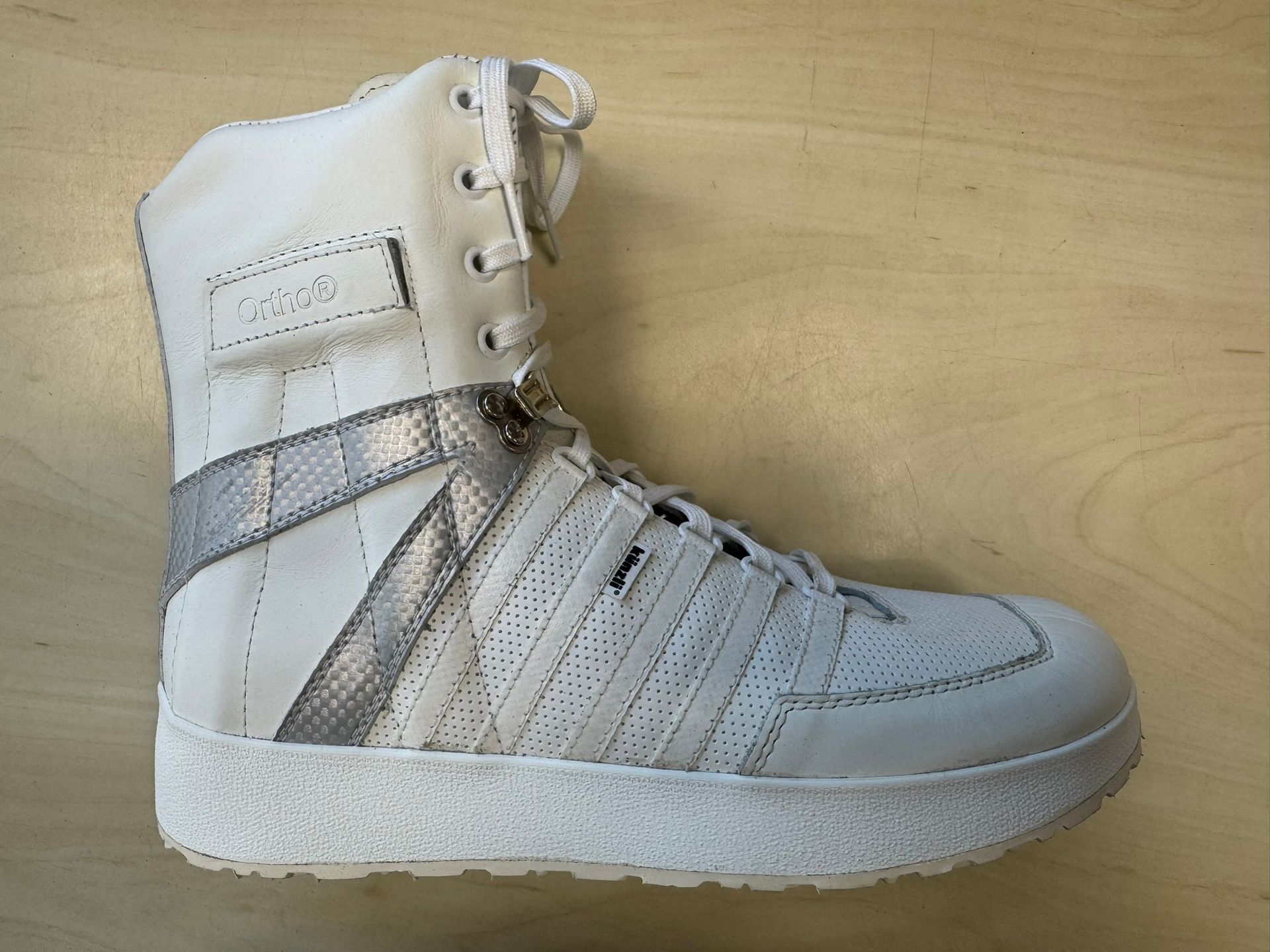 Die Füsse einer Person in Sportschuhen, die auf einem Laufband in einem Fitnessstudio geht.