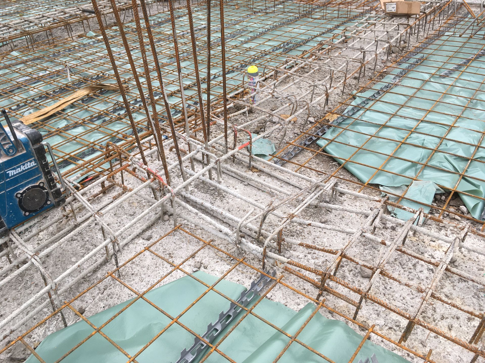 Eine Baustelle mit viel Stahlstangen und Beton.