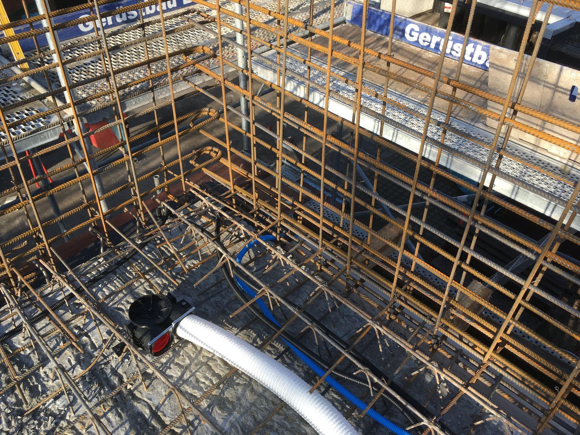 Eine Baustelle mit einee Metallstruktur