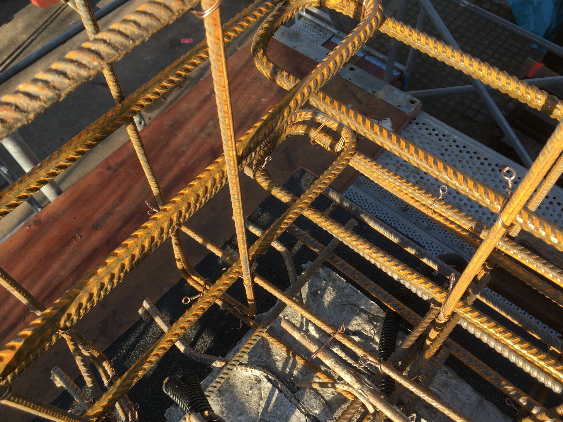 Eine Nahaufnahme einer Metallstruktur mit daran hängenden Seilen