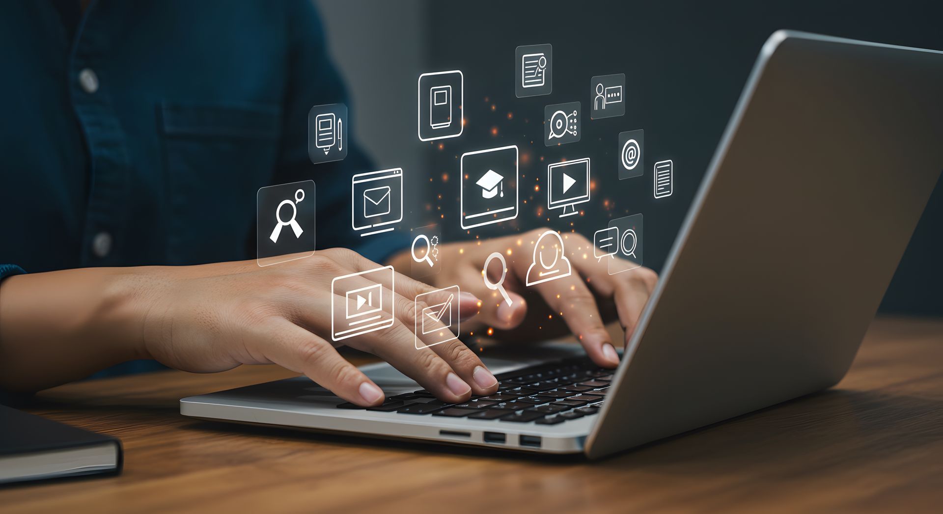 Des mains tapant sur un ordinateur portable avec des icônes d'applications numériques flottantes au-dessus du clavier.