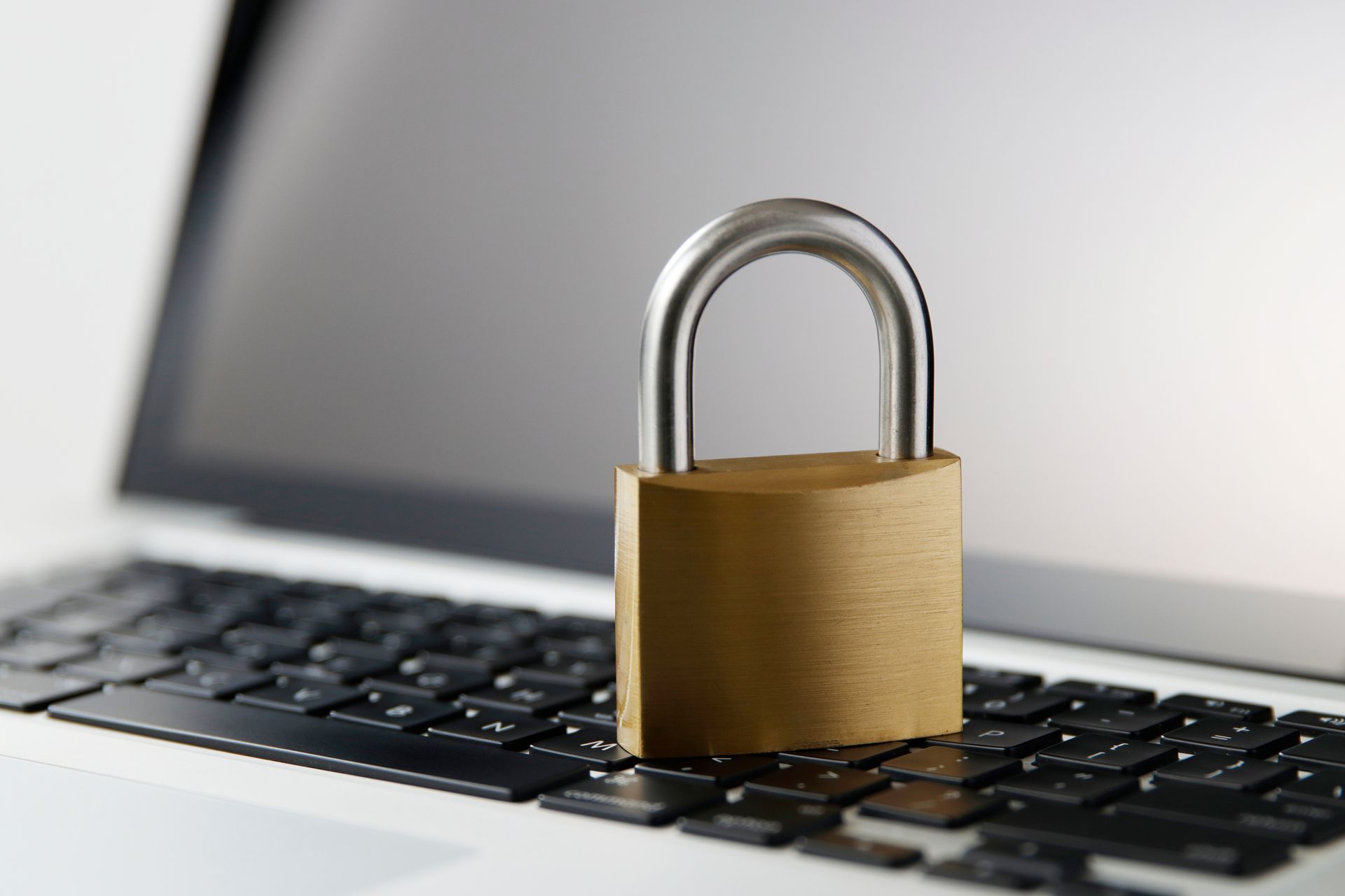 Un cadenas sur le clavier d'un ordinateur portable, symbole de la sécurité informatique.