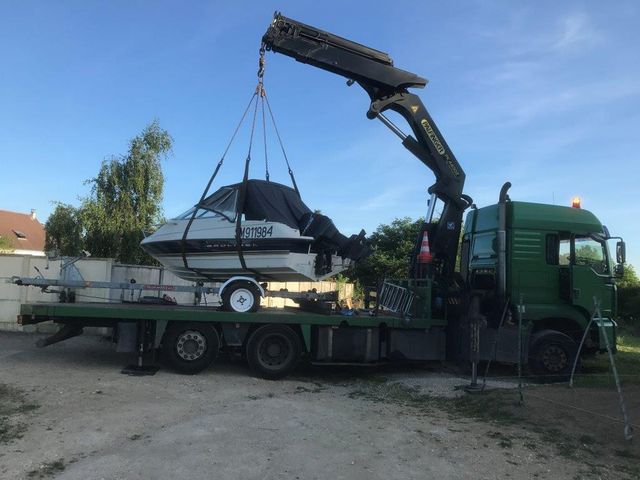 Camion transporteur de bateau bleu –