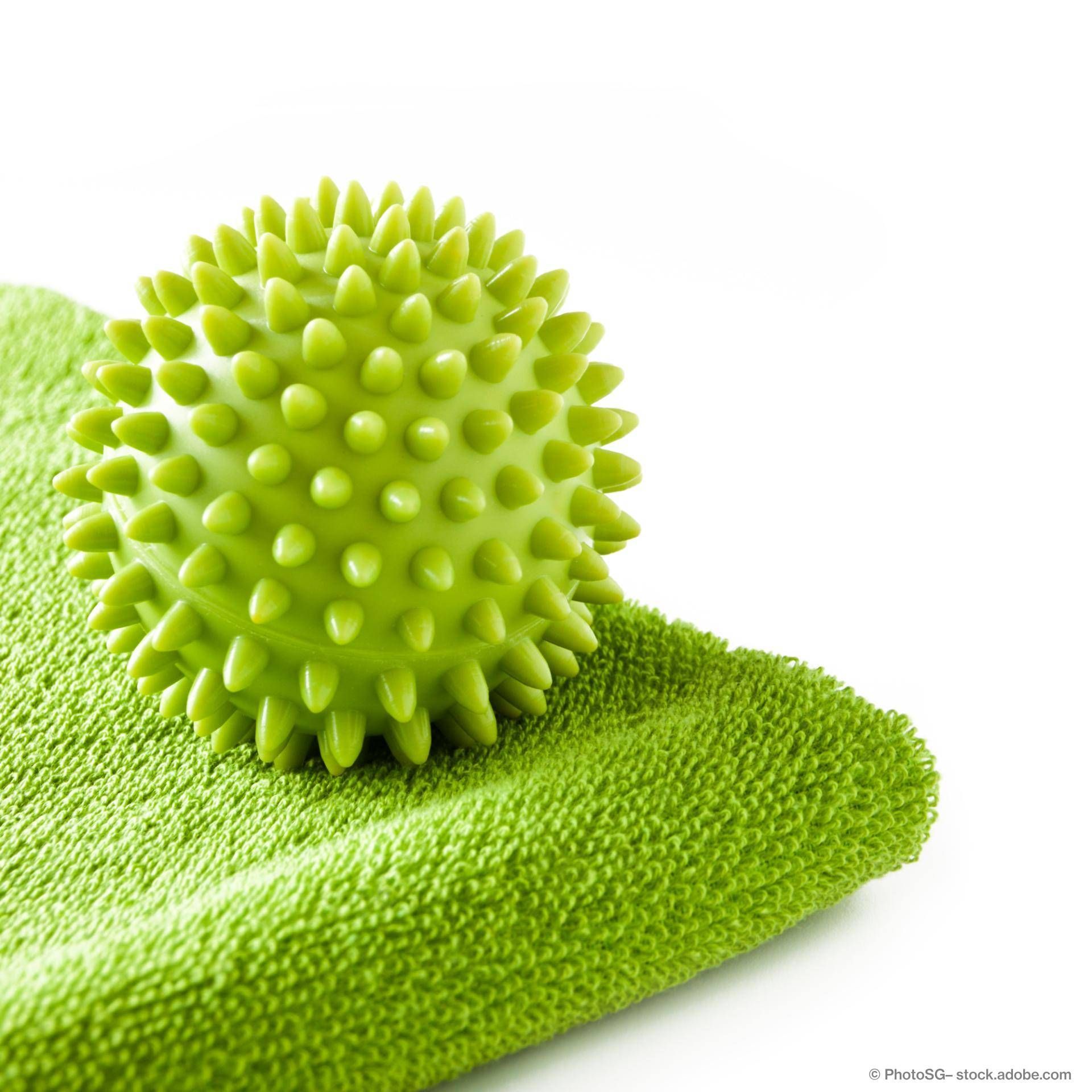 Igelball und Handtuch in grün