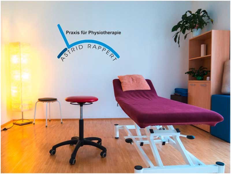 Behandlungsraum mit Liege für Physiotherapie