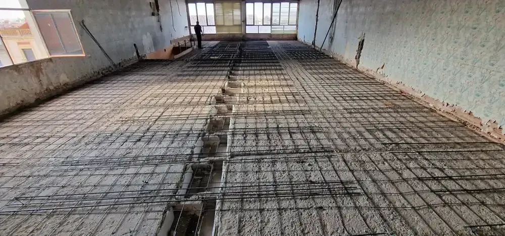 Chispas que salen volando de una amoladora de metal al cortar una barandilla de metal adornada.