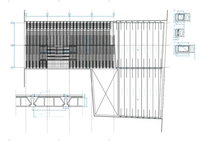 Plano arquitectónico con herramientas de dibujo: bolígrafos y regla sobre un plano de planta.