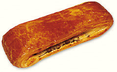 Une pâtisserie dorée à la pâte feuilletée et à la garniture visible.