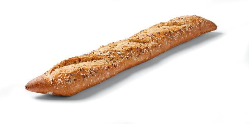 Un pain croustillant aux graines sur fond blanc.