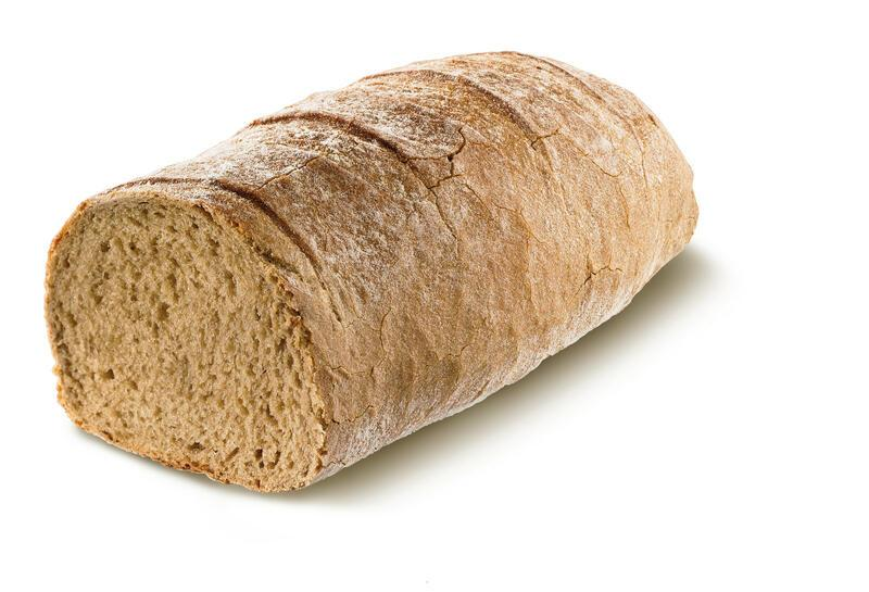 Pain de campagne brun à croûte rainurée, sur fond blanc.
