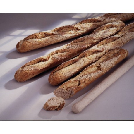 Plusieurs baguettes dorées sur une surface blanche, l'une d'elles tranchée pour révéler l'intérieur.