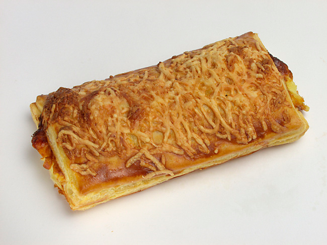 Petit chausson rectangulaire à la pâte feuilletée, garni de fromage râpé.