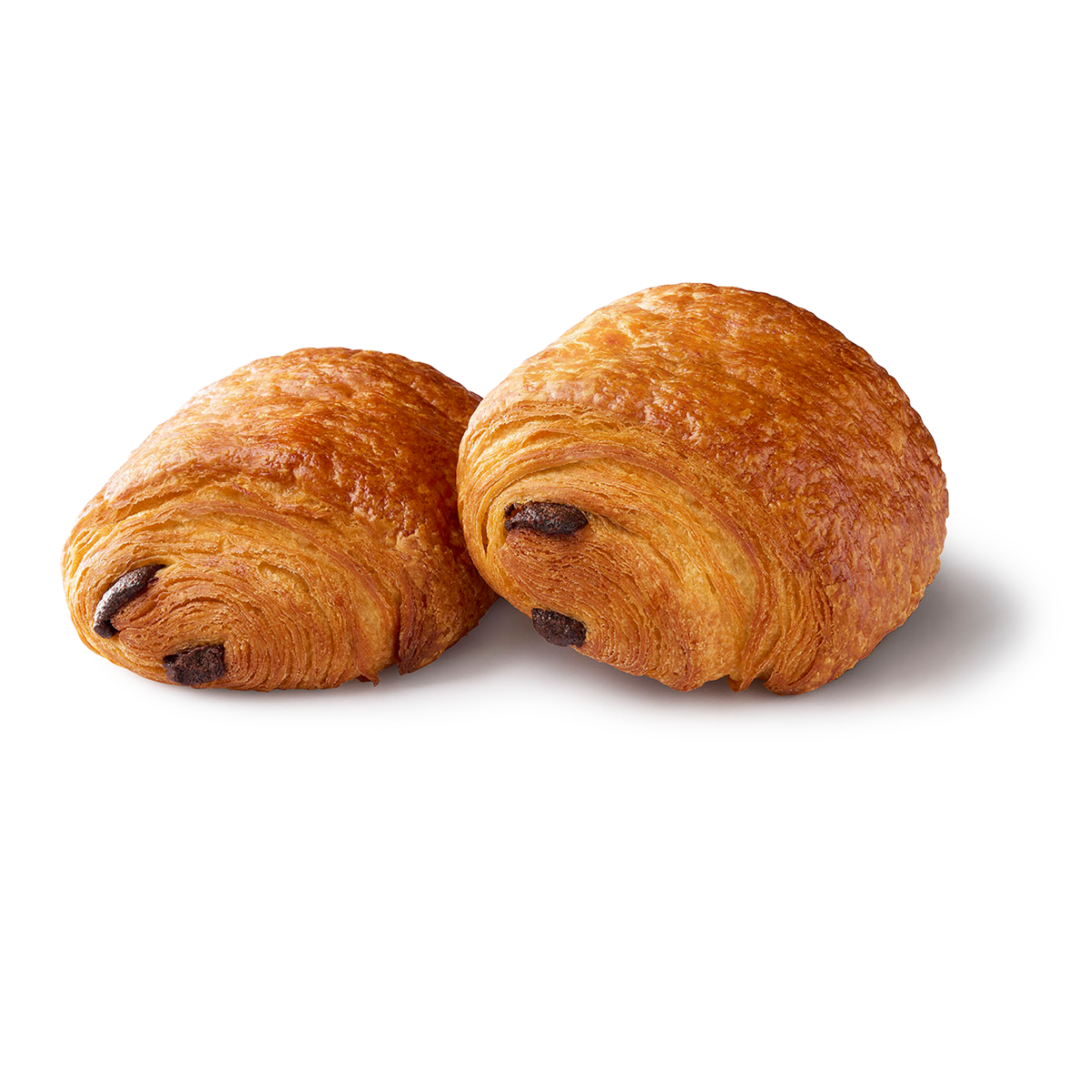 Deux croissants au chocolat, dorés et feuilletés, fourrés au chocolat.