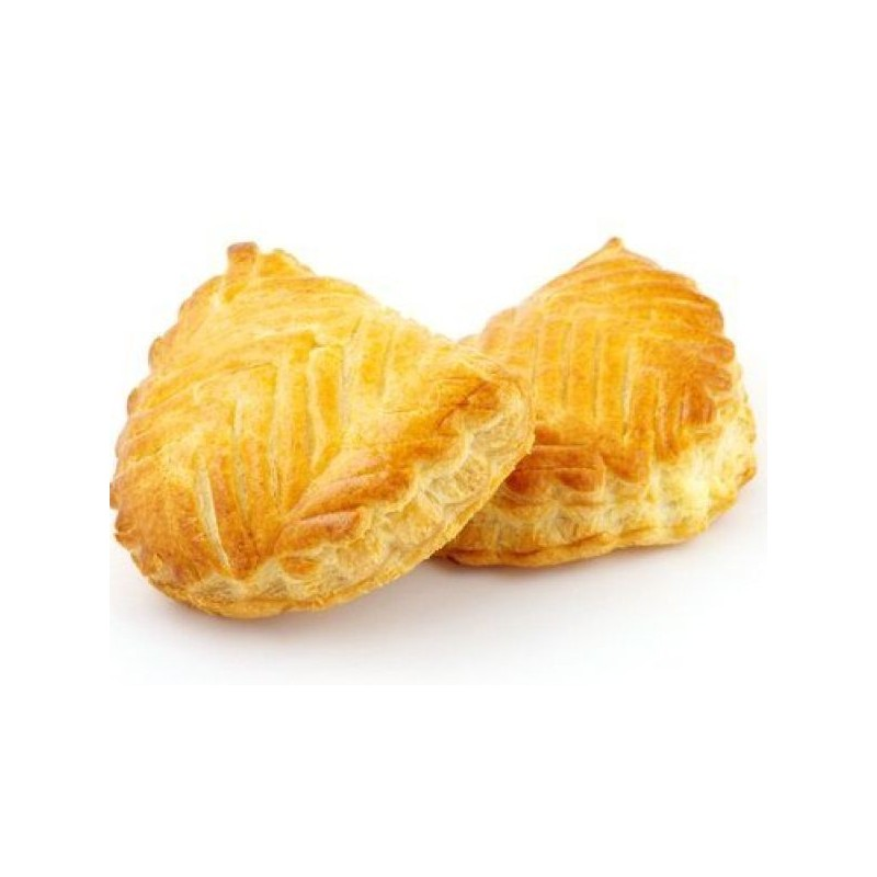 Deux pâtisseries dorées et croustillantes sur fond blanc.