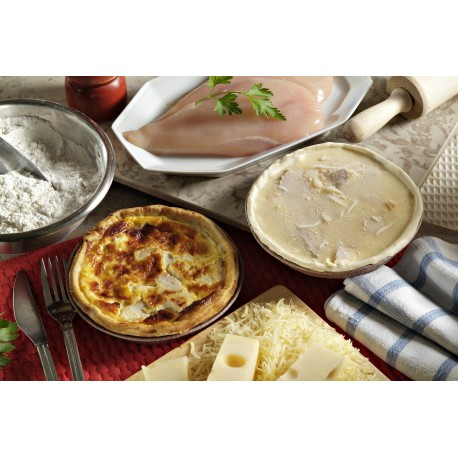 Ingrédients et quiche cuite : farine, blanc de poulet, fromage et garniture de pâte.