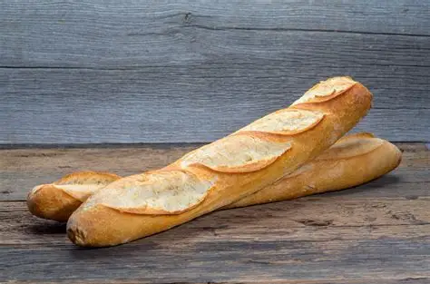 Deux baguettes sur une surface en bois patinée.