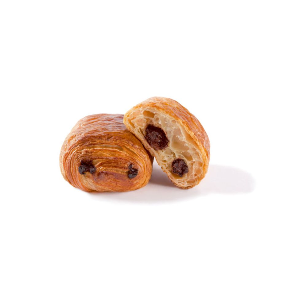 Croissant au chocolat, un entier, l'autre coupé en deux, laissant apparaître les couches et le chocolat.