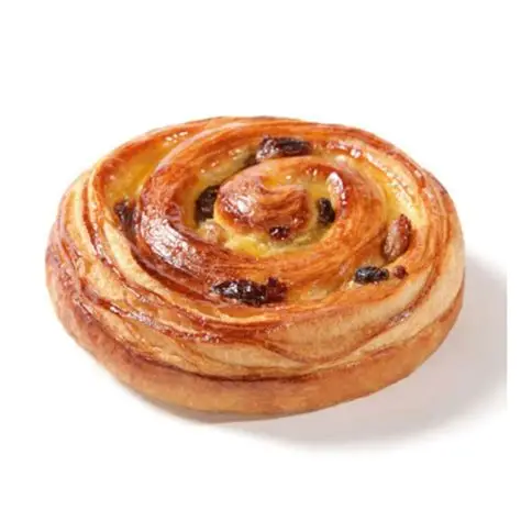 Une pâtisserie tourbillonnante aux raisins, dorée et glacée, sur fond blanc.