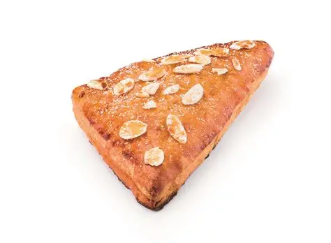 Pâtisserie triangulaire garnie d'amandes effilées.