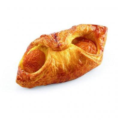Pâtisserie aux abricots à la croûte dorée et feuilletée, deux abricots visibles.
