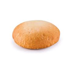 Petit pain rond et doré sur fond blanc.