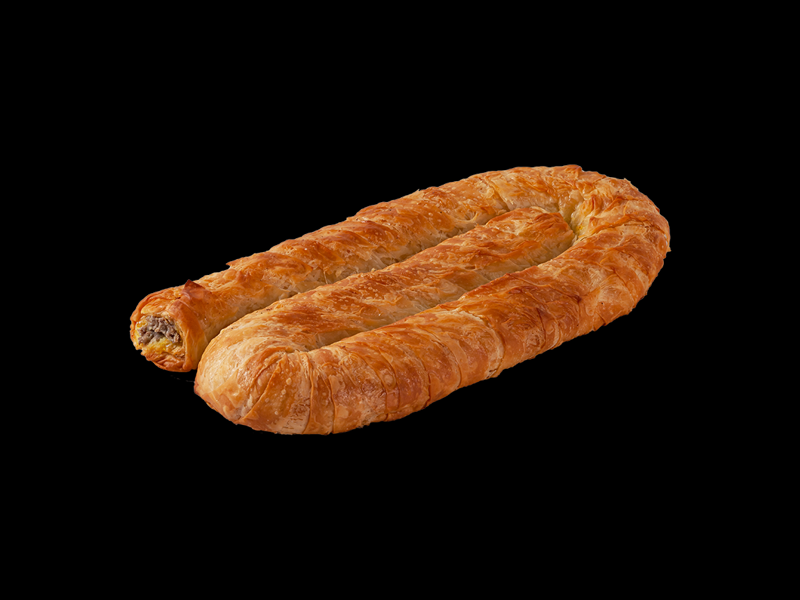 Pâtisserie salée en spirale, de couleur brun doré, sur fond noir.