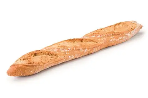 Baguette, un long pain croustillant à la croûte incisée en diagonale, posé sur une surface blanche.