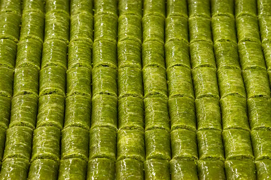 Des baklavas verts disposés en rangées bien nettes.