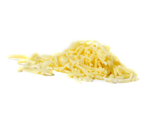 Du fromage jaune râpé, empilé sur un fond blanc.