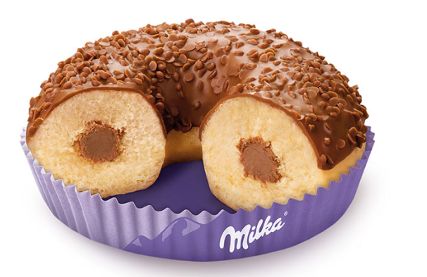 Beignet Milka fourré au chocolat et nappé de glaçage, dans un gobelet en papier violet.